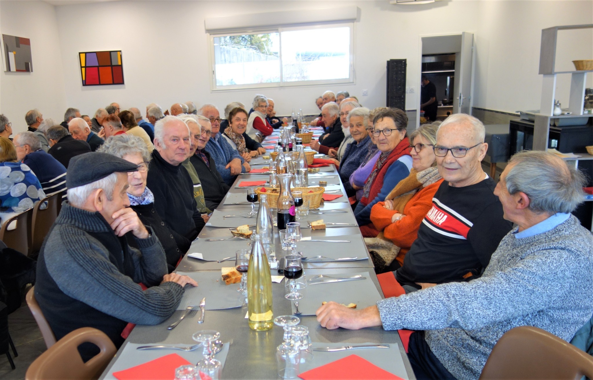 Les anciens réunis autour d'un repas de l'amitié