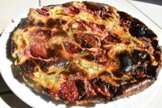 Clafoutis à la fraise d'Ardèche et à la rhubarbe