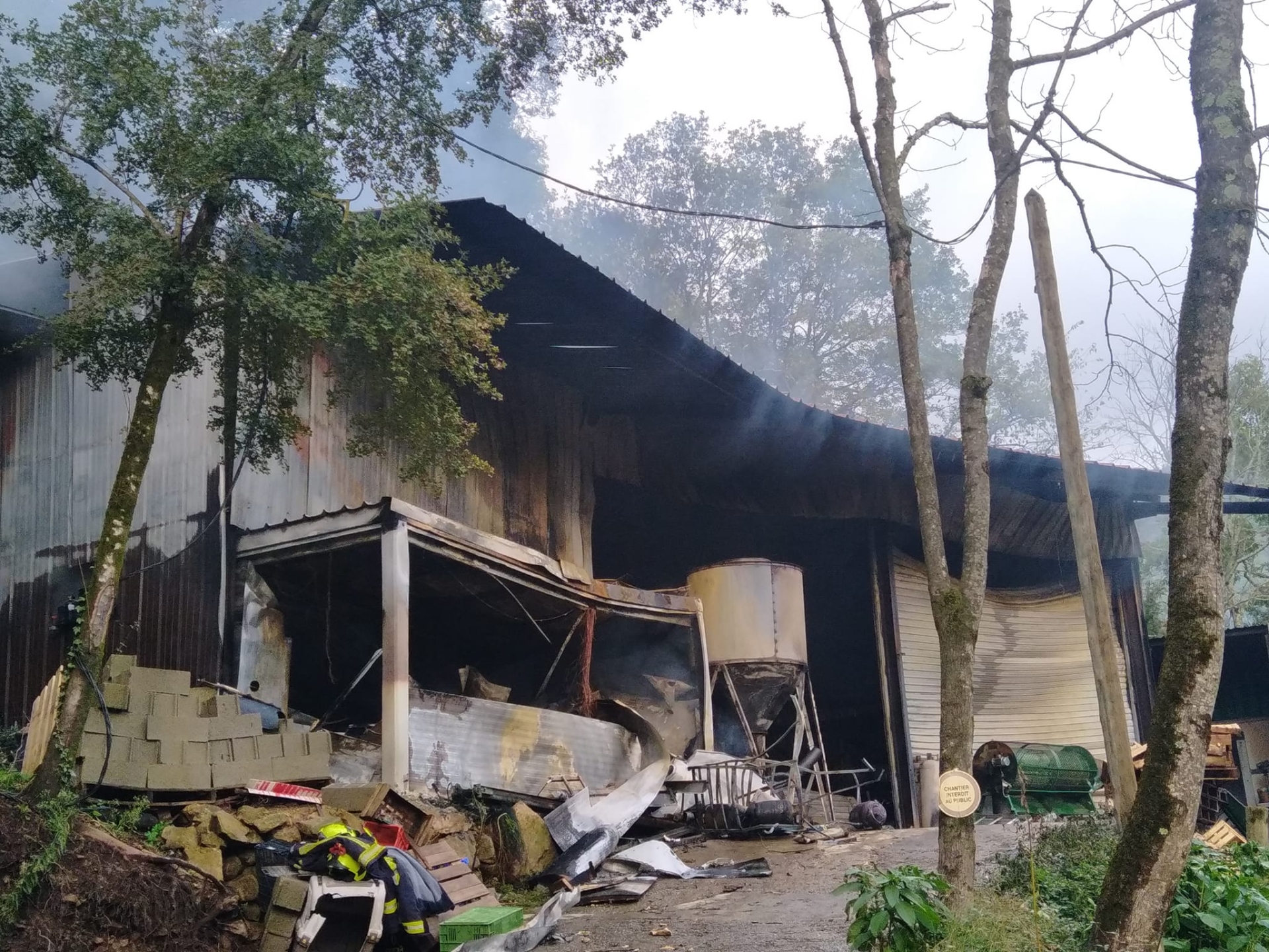 Un atelier de transformation détruit par les flammes