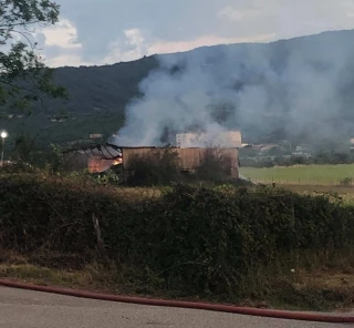 Un hangar de foin et de paille prend feu à Brossainc