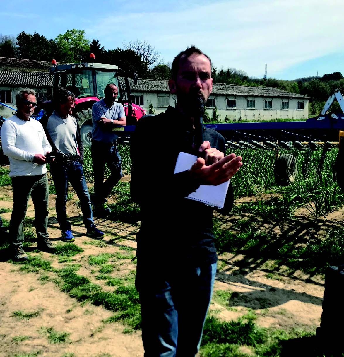 Mikaël Boilloz, conseiller référent sur l’agriculture de conservation à la Chambre d’agriculture de la Drôme, anime un groupe d’agriculteurs sur les différentes techniques de conservation du sol.