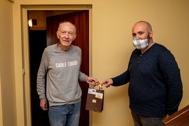 Pour Pâques, les Petits Frères des Pauvres de Privas ont distribué des chocolats aux personnes âgées accompagnées. ©Pascal Simonin