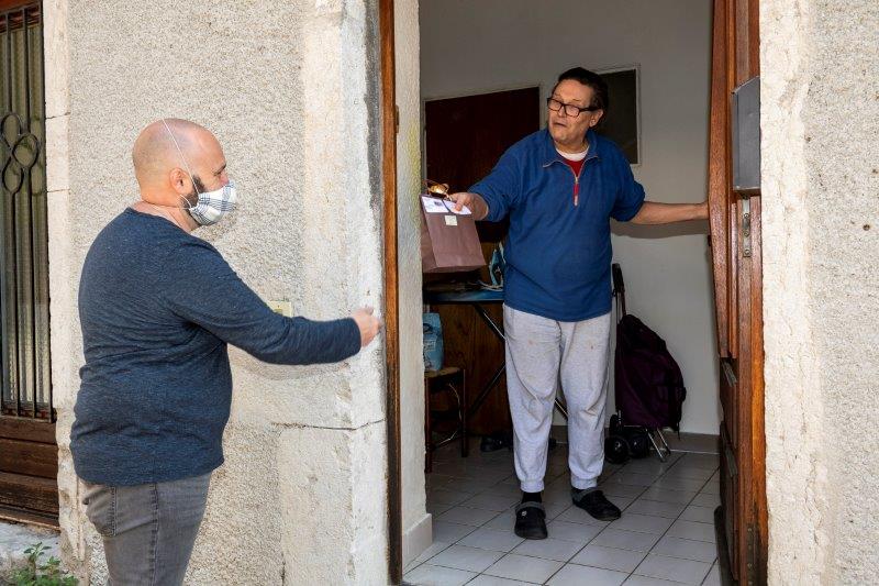 Jean-Pierre, à Chomérac, ne reçoit plus de visites du fait du confinement. Mais les bénévoles maintiennent le lien par téléphone et courrier. ©Pascal Simonin