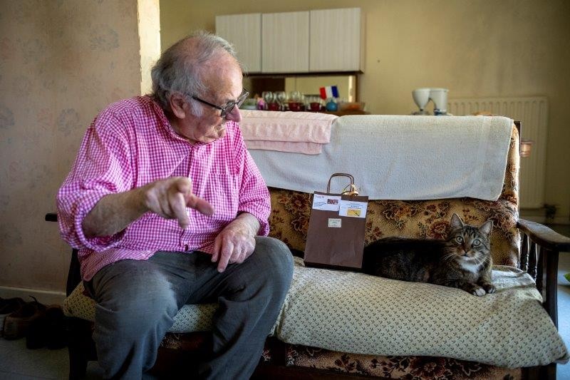 Les Petits Frères des Pauvres apportent chaleur et lien social auprès des personnes âgées isolées. ©Pascal Simonin