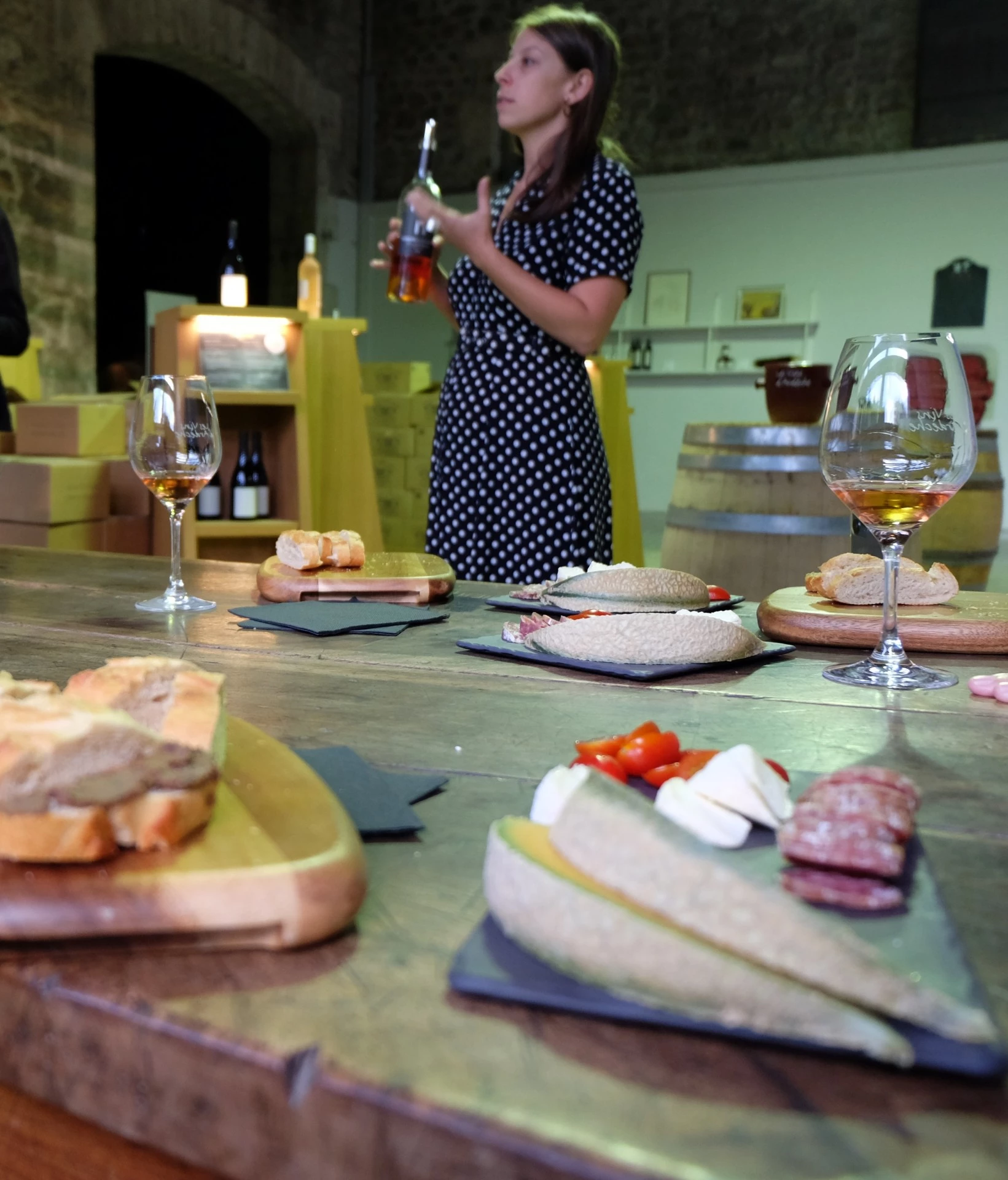 Après le yoga, place à la dégustation des meilleurs vins du Domaine, accompagnés de produits du terroir.