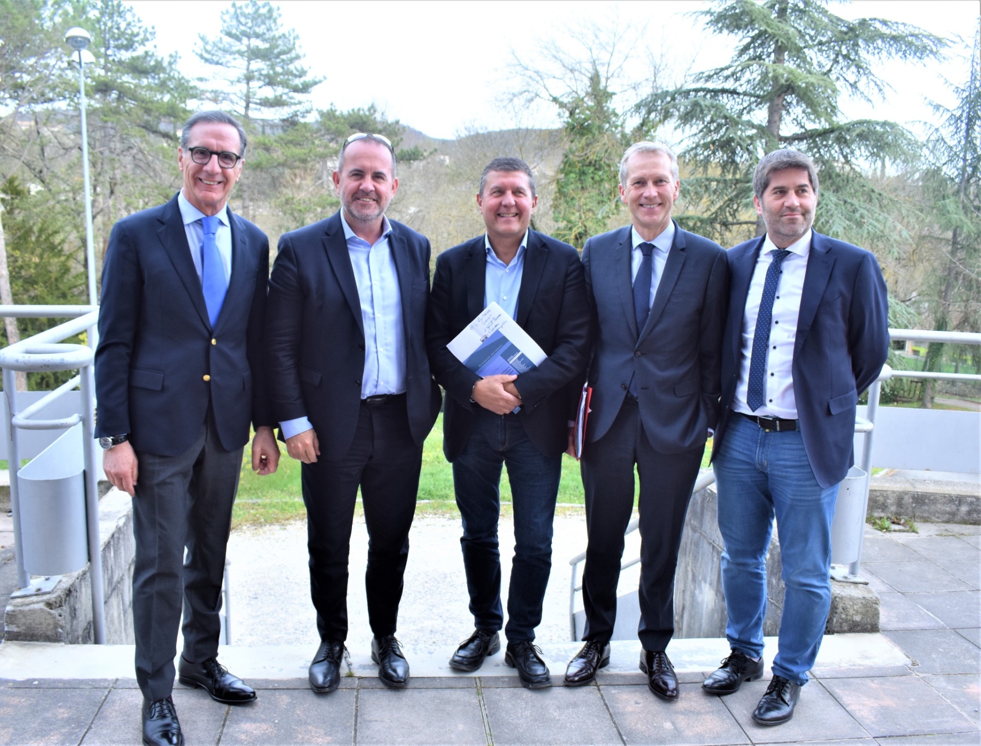 Cinq députés de tous bords politiques, dont les Ardéchois Hervé Saulignac et Fabrice Brun, ont échangé avec les citoyens à Privas, le 29 mars, sur leur propositions pour lutter contre la désertification médicale.