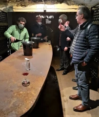 Le préfet a dégusté le vin vieilli sous terre !