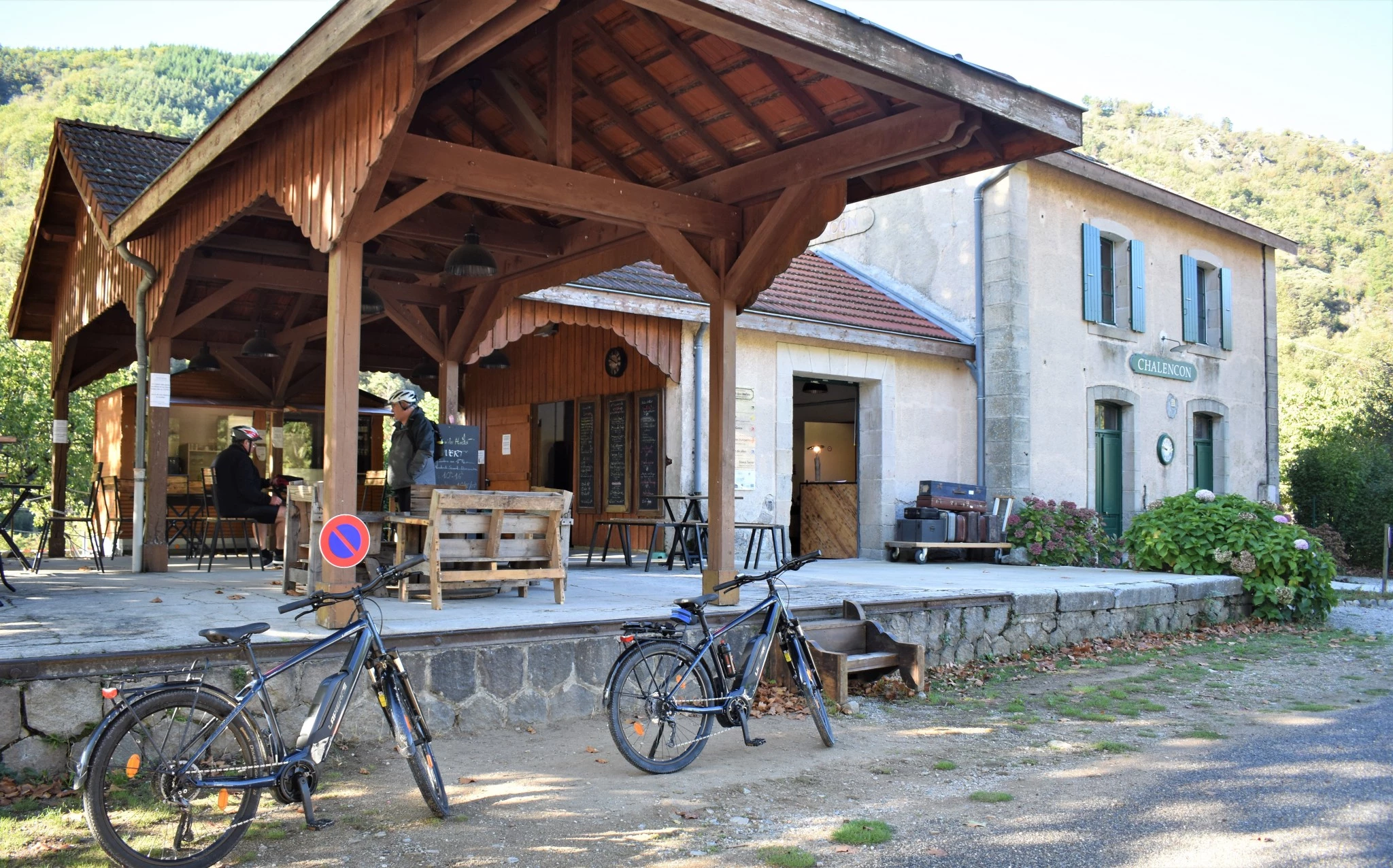 Les voyageurs, désormais à vélo et non plus en train, peuvent faire escale au Quai des Haltes pour boire un verre ou se restaurer