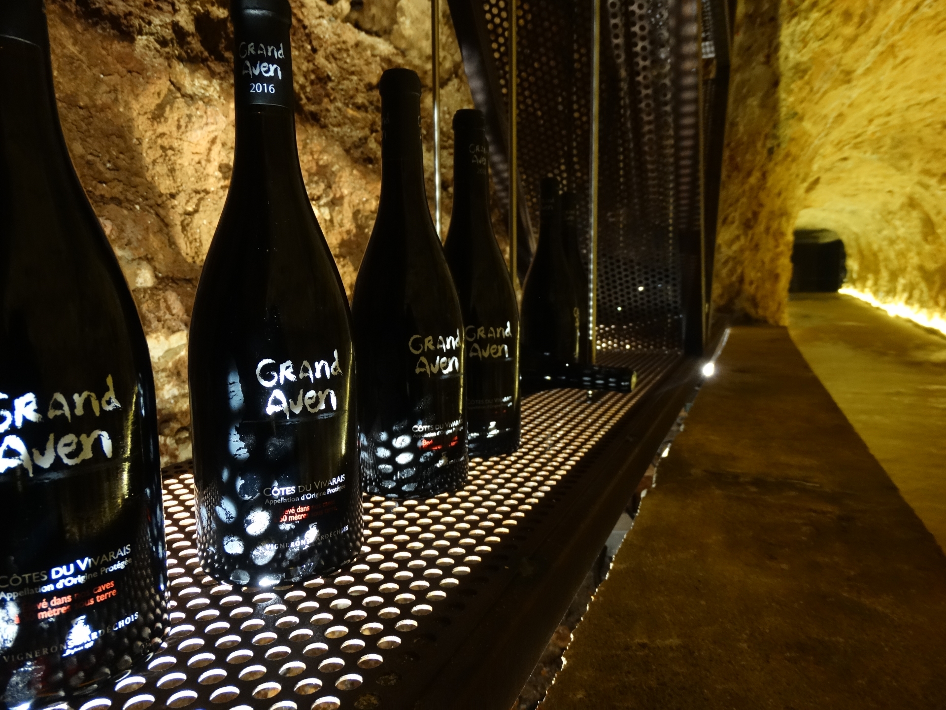 1 000 bouteilles de l’AOP Côtes du Vivarais remontées de l’Aven d’Orgnac
