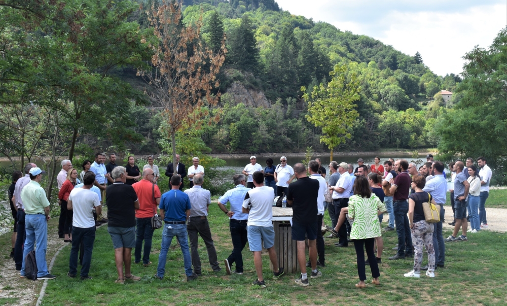 Une trentaine d'agriculteurs locaux ont participé à cette rencontre sur le terrain au barrage des Collanges