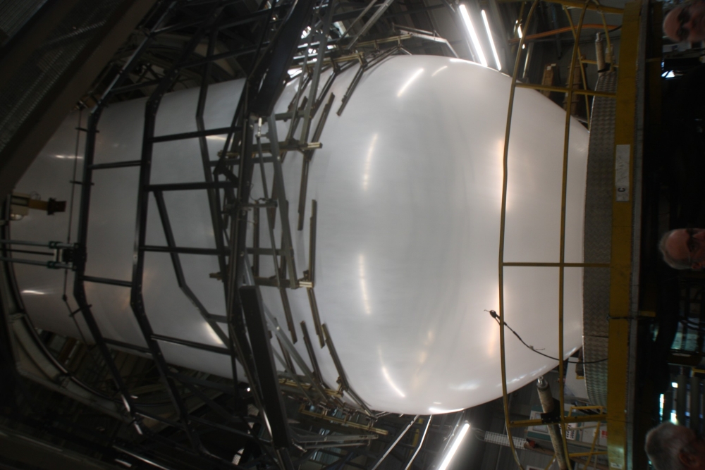 Une ligne d'extrusion de film d'ensilage (5 couches) de bulle d'air de 20 mètres de circonférence et qui s'étend sur une hauteur de 9 étages ; une véritable attraction 