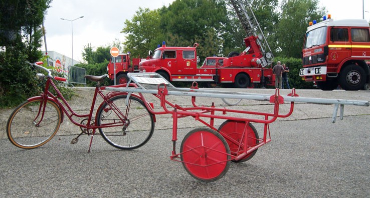 Vieux vélo de pompiers donné par le centre d'incendie et de secours de la Voulte. Y était attelée une charrette avec un brancard ! Une fabrication semi-industrielle avec soudure à l'arc et amortisseurs, qui daterait de l'occupation. 