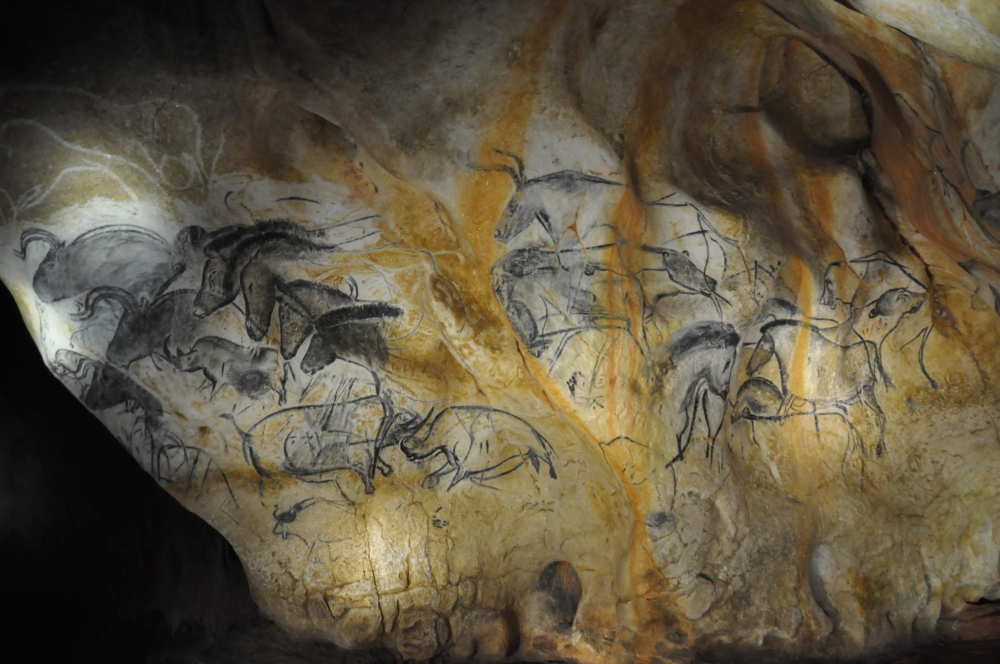 Au fond de la cavité, une fresque spectaculaire a été découverte. Elle représente notamment un groupe de lions, mâles et femelles, en train de chasser des bisons