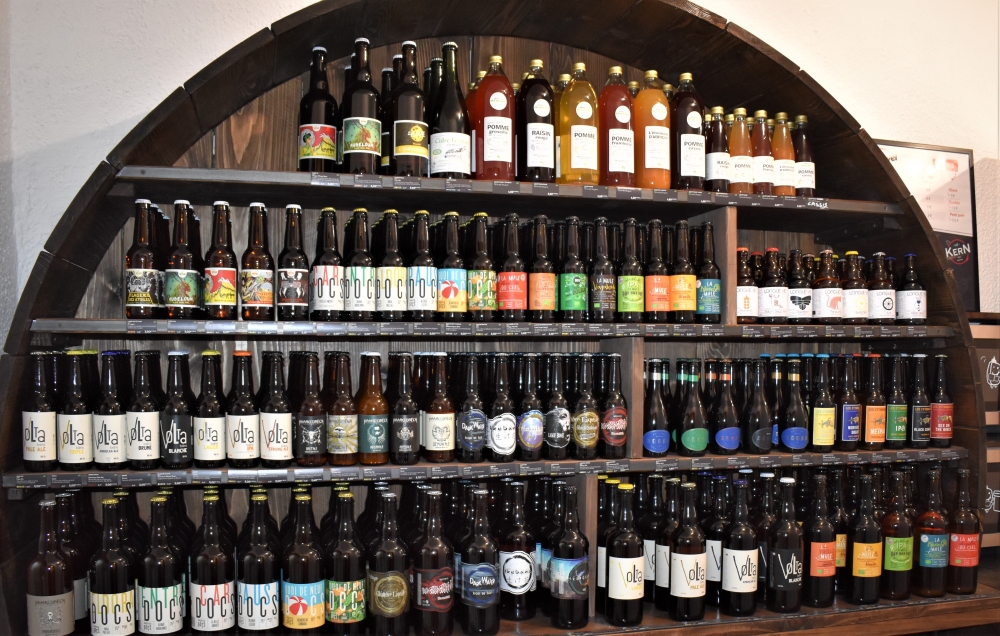 La cave du Kern compte près de 80 références de bières artisanales de la région.