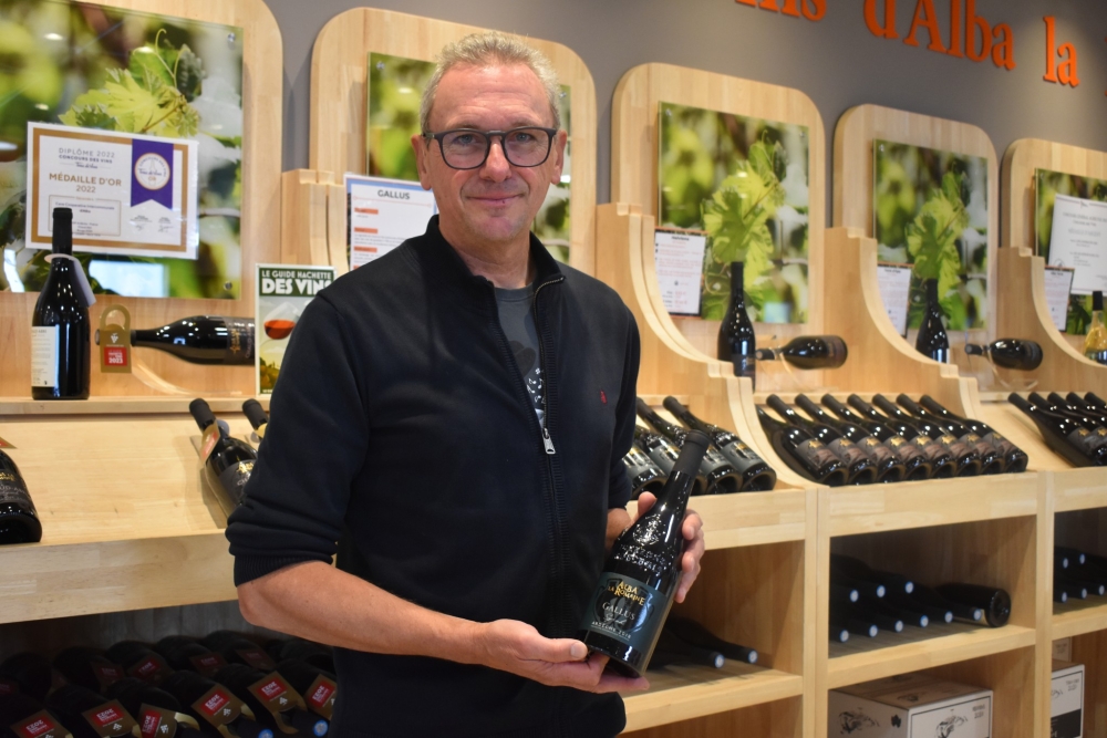 François Guigon, président de Vignerons Ardéchois et coopérateur à Alba, présente la cuvée spéciale confectionnée pour l'exposition Grande Terre de vins du MuséAl