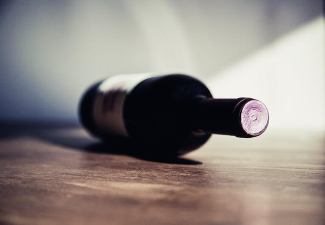 Le vin rouge est moins plébiscité par les jeunes consommateurs, qui se tournent davantage vers la bière.